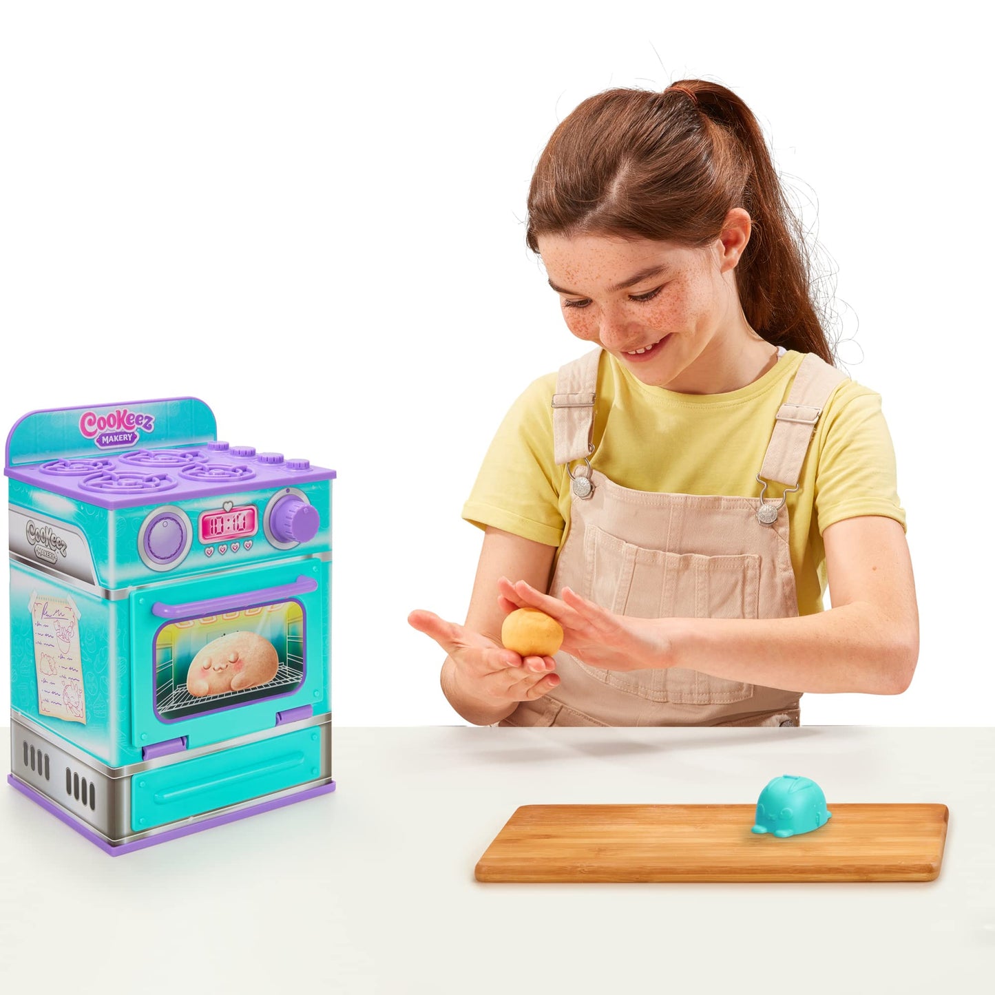 Cinnamon Treatz Oven – Interactive Bake & Reveal Oven Playset with Mystery Scented Plush (Cinnamon Pooch, Fondant Feline, or Strawberry Swirl), Mixing Tools, Dough, & Accessories, 5+