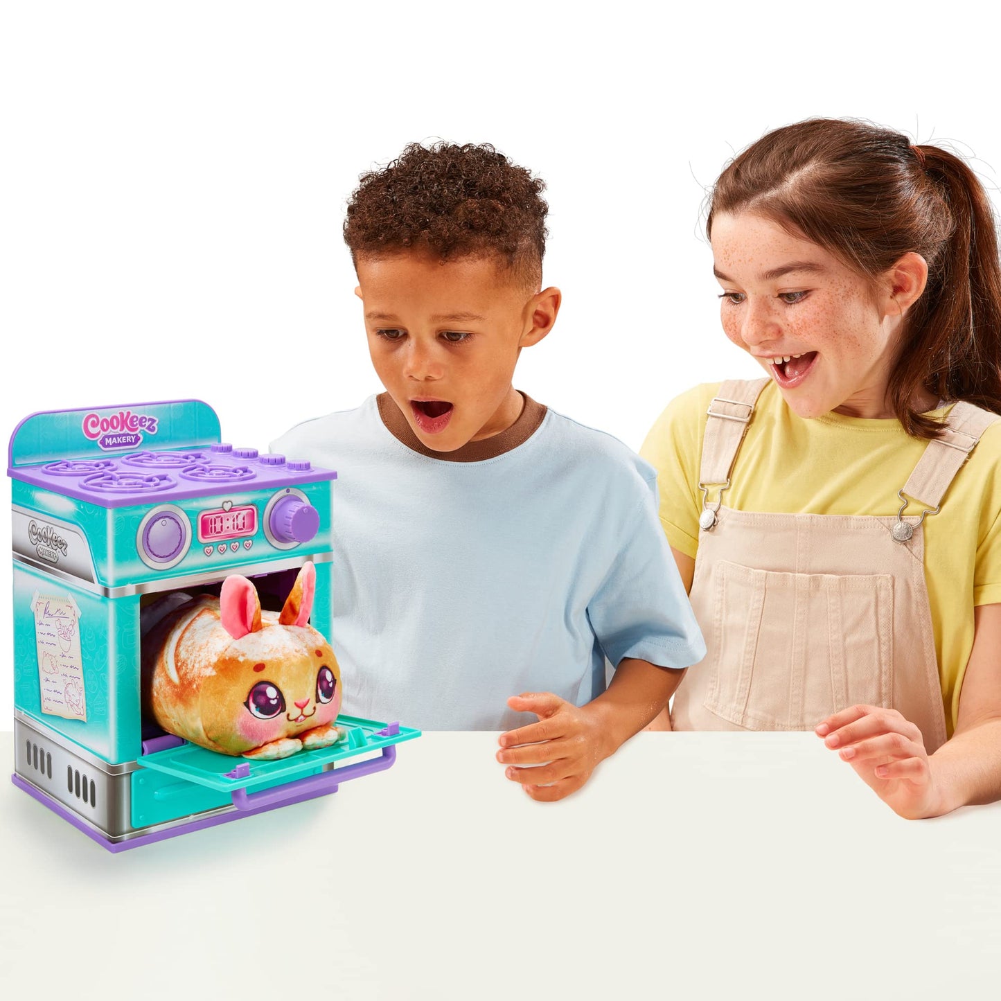 Cinnamon Treatz Oven – Interactive Bake & Reveal Oven Playset with Mystery Scented Plush (Cinnamon Pooch, Fondant Feline, or Strawberry Swirl), Mixing Tools, Dough, & Accessories, 5+